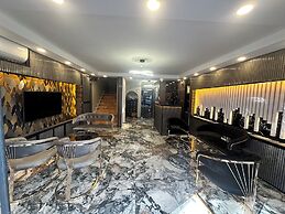 Crowned Exclusive Hotel