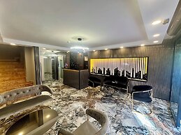 Crowned Exclusive Hotel