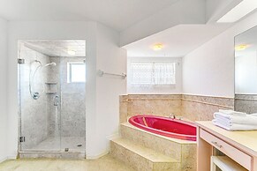 Spring Hill Home: Private Pool, 9 Mi to Beach!