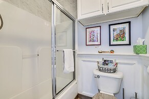Artsy Cottage in Scotrun w/ Studio Space & Hot Tub