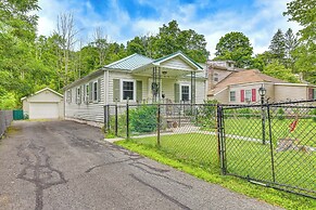 Artsy Cottage in Scotrun w/ Studio Space & Hot Tub
