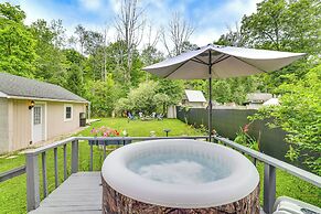 Artsy Cottage in Scotrun w/ Studio Space & Hot Tub