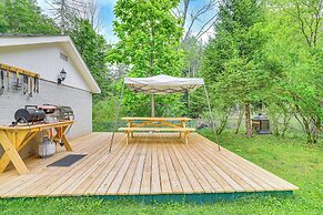 Artsy Cottage in Scotrun w/ Studio Space & Hot Tub