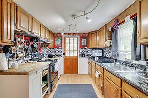 Artsy Cottage in Scotrun w/ Studio Space & Hot Tub