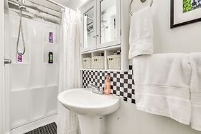 Artsy Cottage in Scotrun w/ Studio Space & Hot Tub