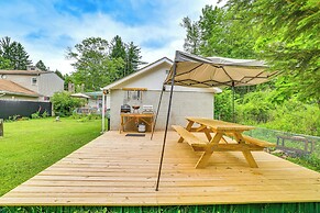 Artsy Cottage in Scotrun w/ Studio Space & Hot Tub