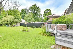 Artsy Cottage in Scotrun w/ Studio Space & Hot Tub