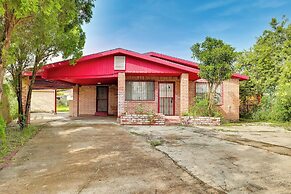 Single-story Brownsville Home ~ 2 Mi to Airport!