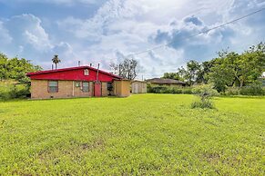 Single-story Brownsville Home ~ 2 Mi to Airport!