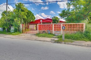Single-story Brownsville Home ~ 2 Mi to Airport!