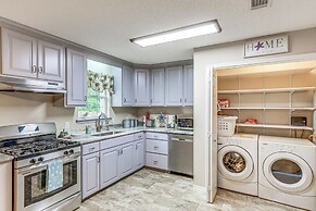 Navarre Home w/ Palm Tree Views ~ 4 Mi to Beach!