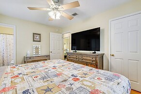 Navarre Home w/ Palm Tree Views ~ 4 Mi to Beach!