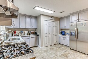 Navarre Home w/ Palm Tree Views ~ 4 Mi to Beach!