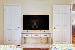 Navarre Home w/ Palm Tree Views ~ 4 Mi to Beach!