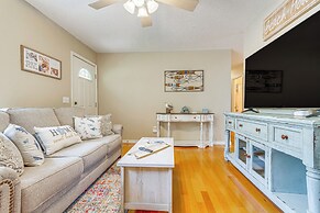 Navarre Home w/ Palm Tree Views ~ 4 Mi to Beach!