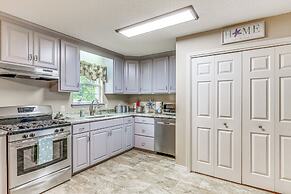 Navarre Home w/ Palm Tree Views ~ 4 Mi to Beach!