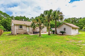 Navarre Home w/ Palm Tree Views ~ 4 Mi to Beach!