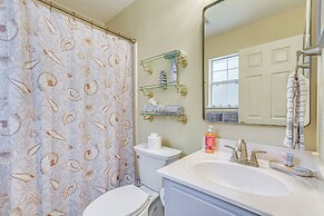 Navarre Home w/ Palm Tree Views ~ 4 Mi to Beach!