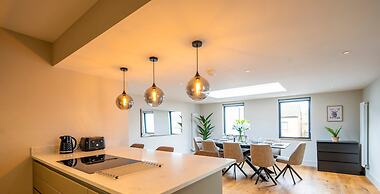 The Elizabeth Suite - Brand New 3 Bedroom Mews