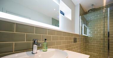 The Elizabeth Suite - Brand New 3 Bedroom Mews