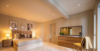 The Elizabeth Suite - Brand New 3 Bedroom Mews