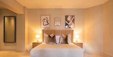 The Elizabeth Suite - Brand New 3 Bedroom Mews