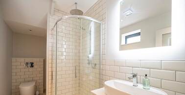 The Elizabeth Suite - Brand New 3 Bedroom Mews