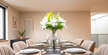 The Elizabeth Suite - Brand New 3 Bedroom Mews