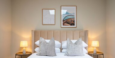 The Elizabeth Suite - Brand New 3 Bedroom Mews