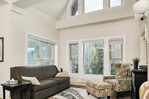 3BR Lakeside Penthouse Retreat