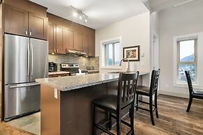 3BR Lakeside Penthouse Retreat