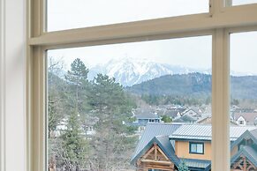 3BR Lakeside Penthouse Retreat