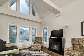 3BR Lakeside Penthouse Retreat