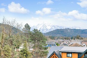 3BR Lakeside Penthouse Retreat