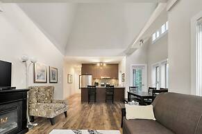 3BR Lakeside Penthouse Retreat