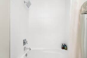 3BR Lakeside Penthouse Retreat