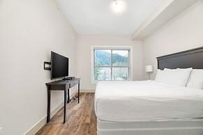 3BR Lakeside Penthouse Retreat