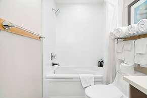 3BR Lakeside Penthouse Retreat