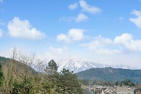 3BR Lakeside Penthouse Retreat