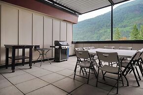 3BR Lakeside Penthouse Retreat