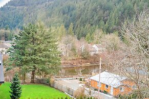 3BR Lakeside Penthouse Retreat