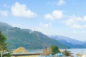 3BR Lakeside Penthouse Retreat