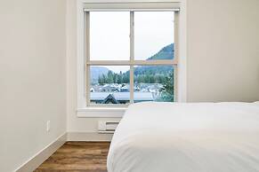 3BR Lakeside Penthouse Retreat