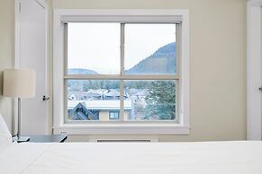 3BR Lakeside Penthouse Retreat