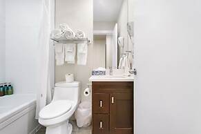 3BR Lakeside Penthouse Retreat