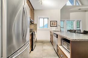 3BR Lakeside Penthouse Retreat