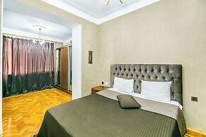 Luxury Apartment with Flame Tower View