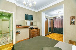 Luxury Apartment with Flame Tower View