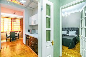 Luxury Apartment with Flame Tower View