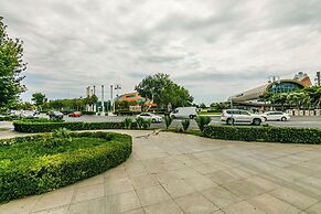 Luxury Apartment with Flame Tower View